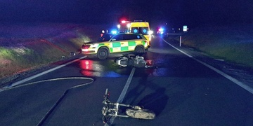 Vážná nehoda motorkáře, jeho stroj se roztrhl na dva kusy a začal hořet
