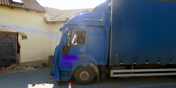 Nákladní vůz narazil do domu