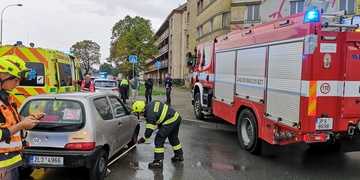 Při střetu vozů byla zraněna žena