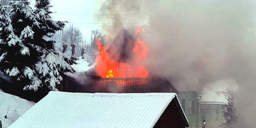 Ve vyhořelém podkroví byl nalezen mrtvý člověk