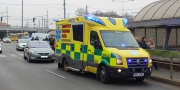 Spěchal na vlak, skončil v nemocnici