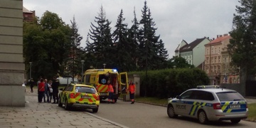 Dva muži vypadli z okna, jeden z ČSOB, oba jsou na Emergency