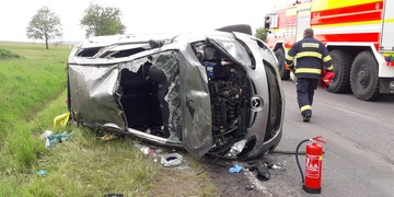 Místo hořící lokomotivy v Ejpovickém tunelu zasahovali u převráceného auta