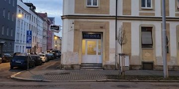 Přepadený jednasedmdesátiletý barman se nejen ubránil, ale útočníka i pořádně dobil