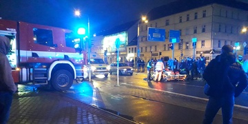 Nehoda s pěti zraněnými, dvě sražené dívky i další auto v kolejišti