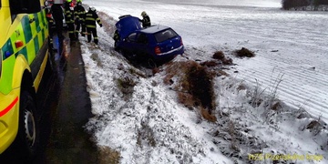 Převrácená auta, střety vozů i neprůjezdné silnice