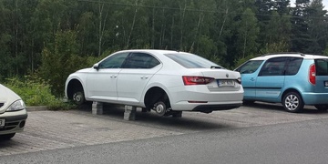 Na parkovišti v Bolevci ukradli autu všechna čtyři kola