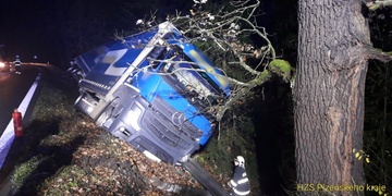 Řidič usnul a vyjel ze silnice