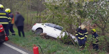 Auto skončilo mimo silnici a řidič v nemocnici