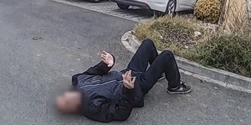 Silně opilý muž si ustlal uprostřed chodníku