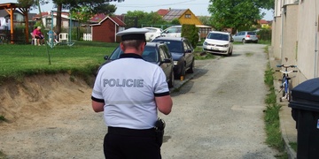 Otec při couvání srazil druhého muže i svého malého synka