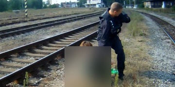 S rozpřaženýma rukama běžel proti lokomotivě