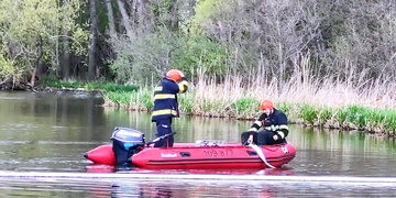 Olejovou skvrnu na hladině rybníka likvidují hasiči ještě teď