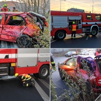 Hasiči cestou k požáru bourali