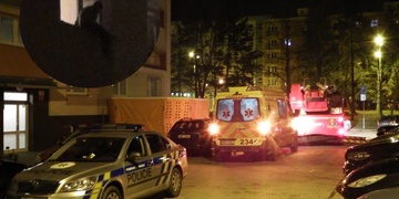 Vypil dva krabicáky, chtěl skákat z okna a pak utekl z nemocnice