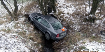 Řidič havaroval v potoce