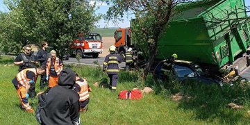 Přívěs nákladního vozu se převrátil na osobní auto
