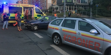 U dopravní nehody na Rokycanské zasahoval koroner