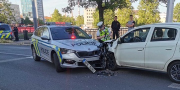 Střet dvou aut na Americké třídě v Plzni