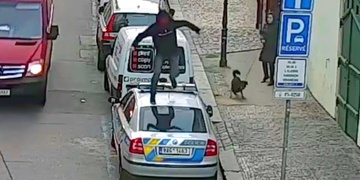 Stupidní zábava skončila poškozením policejního vozu