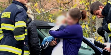 Záchrana miminka v autě