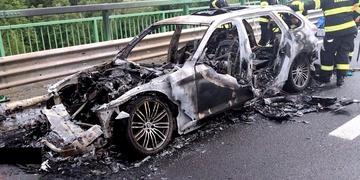 Auto začalo za jízdy hořet