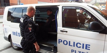 Celostátně hledaného zloděje pronásledoval na kole