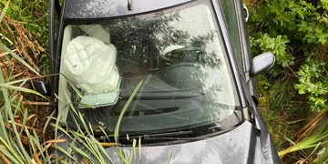 Stražený chodec, střety vozů i převrácená auta