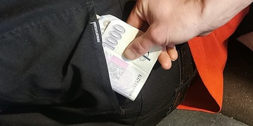 Příbuzná a kámoška za všechny prachy