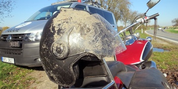 Řidič automobilu vytlačil téměř sedmdesátiletého motorkáře