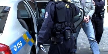 Opilý muž napadl mladou dívku a pak dokonce neváhal přímo před policisty napadnout i svědka události