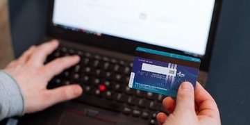 Muž podvodníkovi schválil odeslání dvou set tisíc