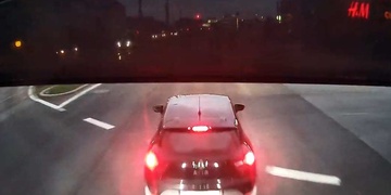Řidička vezoucí ve voze děti v centru Plzně vybržďovala kamion