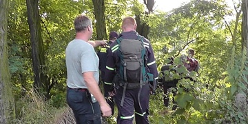 Záchranná akce: Paraglidistka vletěla do lesa a uvízla na stromě