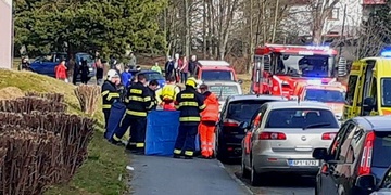 Muž zemřel při nasedání do vozu