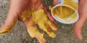 Létající hořčice v tramvaji