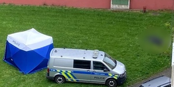 Muž pád z okna nepřežil