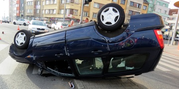 Auto v centru Plzně skončilo na střeše