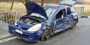 Řidič osobního vozu nedal na mostě přednost nákladnímu