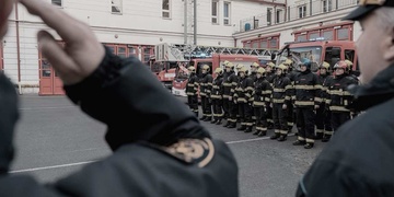 Hasiči dnes uctili minutou ticha památku obětí útoku vyšinutého vraha