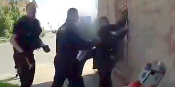 Nové video - O život lidí uvězněných v hořící budově bojovali svědci i policisté