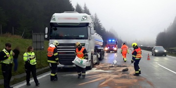 Řidiči pozor, na dálnici D5 došlo k většímu úniku oleje