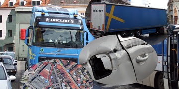 Kamion uvízl v centru Plzně a poškodil auta