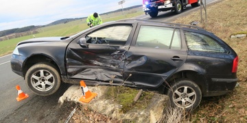 Auto po střetu skončilo v příkopu