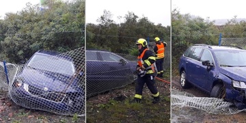 Auto vyletělo z dálnice a narazilo do plotu