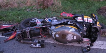 Vážná dopravní nehoda, mladý motocyklista se střetl s protijedoucím autem