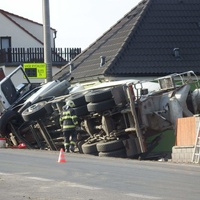 Míchač s betonem se převrátil na dům