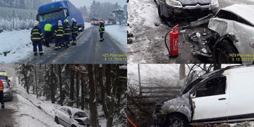 Jedno auto po nárazu začalo hořet, další narazilo do stromu