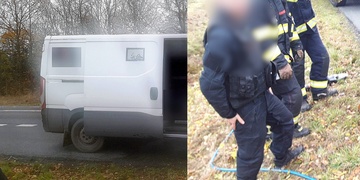 Hořící obrněné auto uzamklo strážného a ten se začal dusit