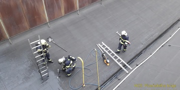 Při požáru střechy hrozil výbuch prachu